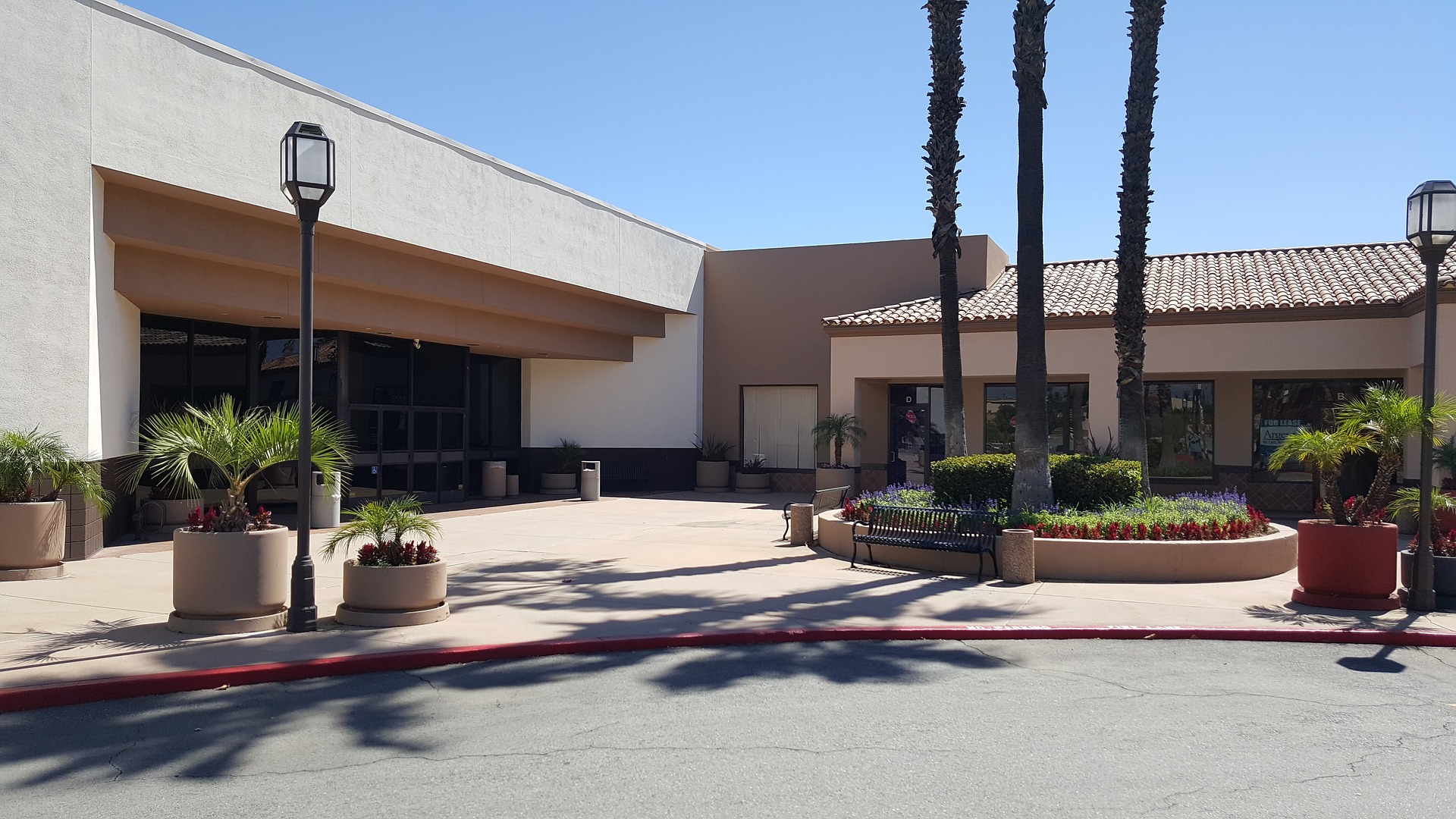 strip-mall-2352212_1920